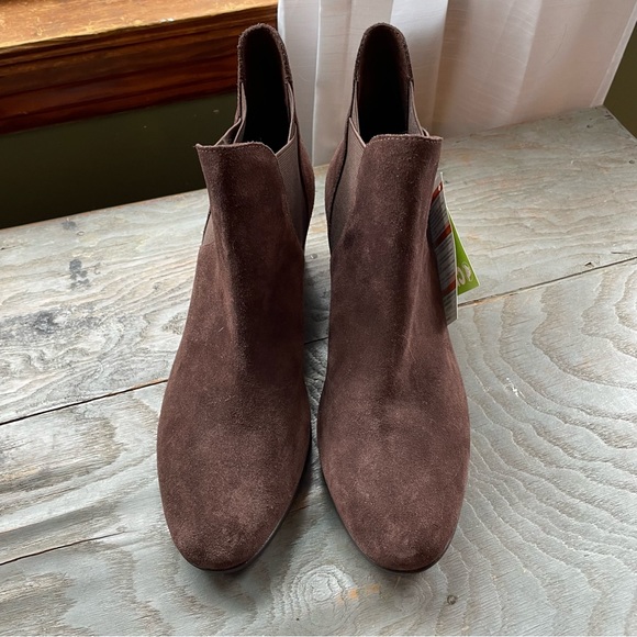 NWT Crocs Leigh wedge Chelsea boot | size 10.5 - Picture 5 of 5